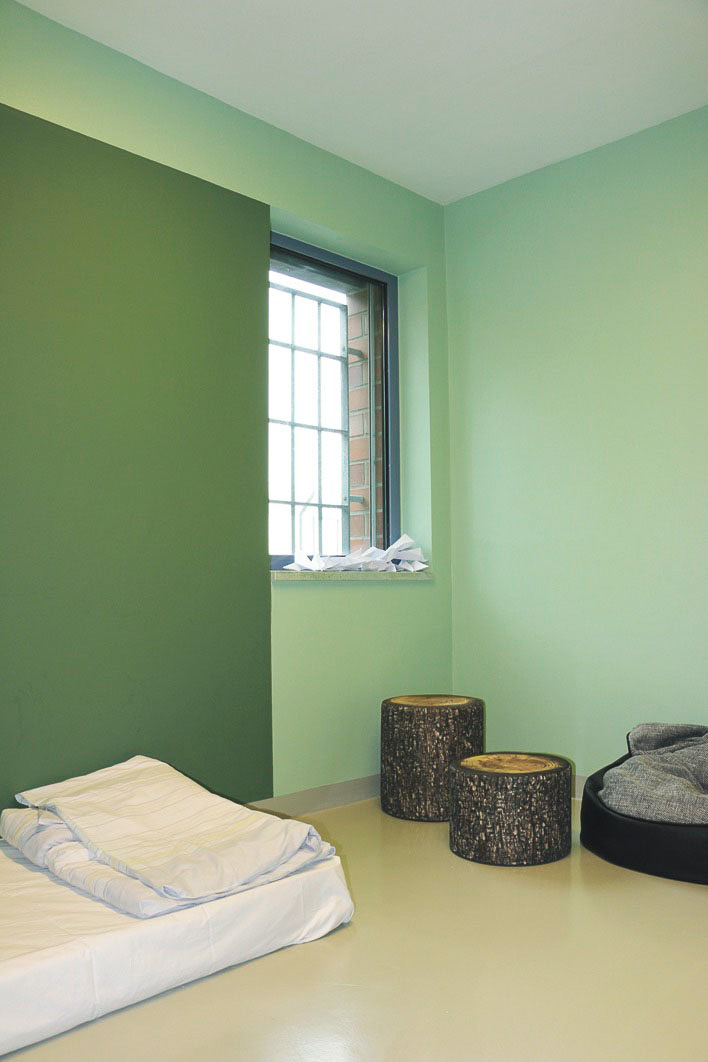 Übersichtliche und reizarme Gestaltung des Zimmers für einen autistischen Patienten. Foto: Baum/AMEOS